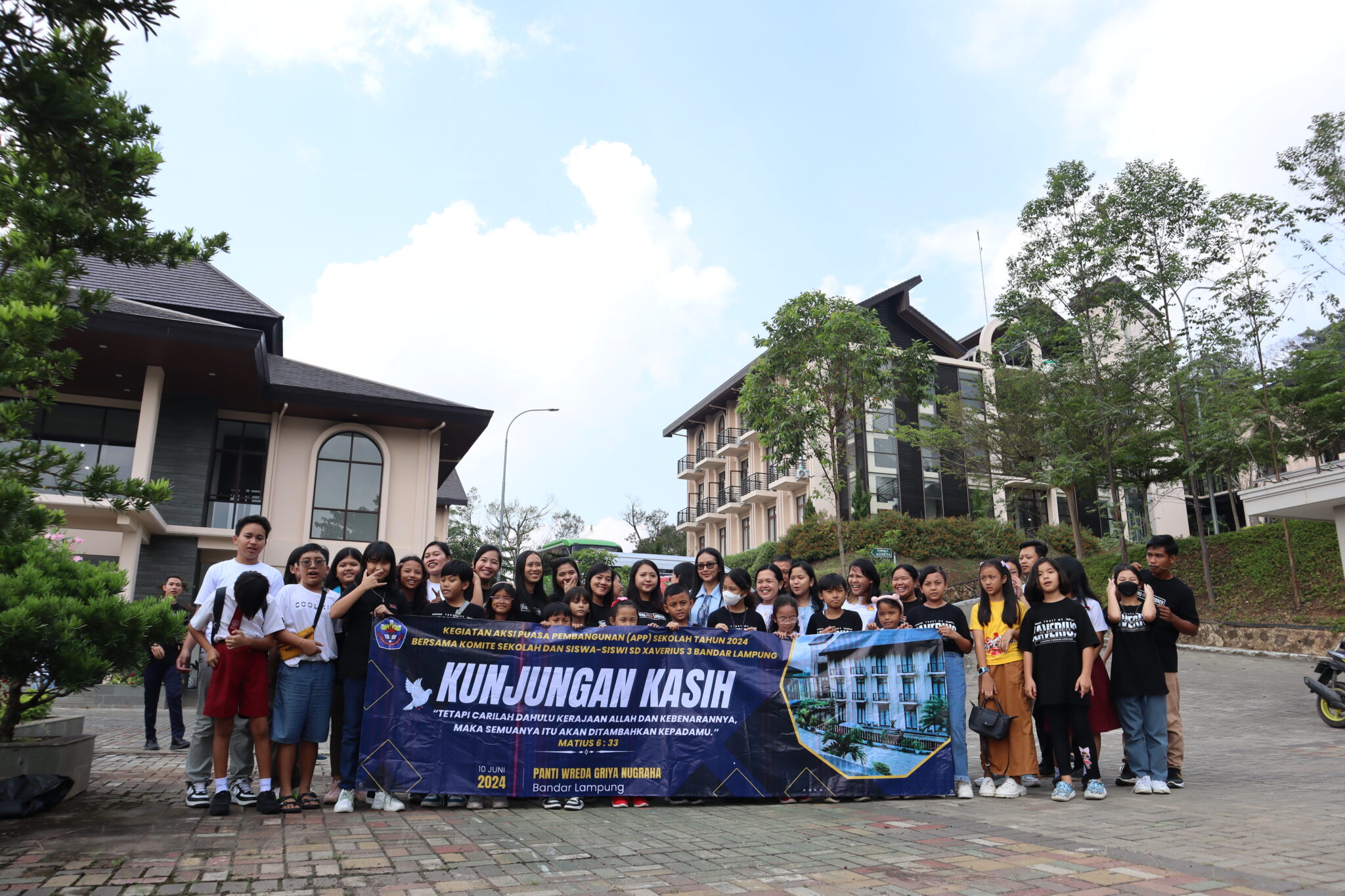 Kunjungan Penuh Kebahagiaan: Guru, SDM, Komite dan Murid SD Xaverius 3 Bandarlampung Berbagi Kasih di Panti Wreda Griya Nugraha