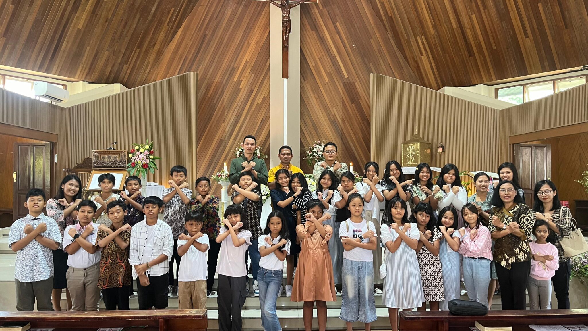 SD Xaverius 3 Bandar Lampung Bertugas dalam Liturgi di Gereja Paroki Yohanes Rasul Kedaton